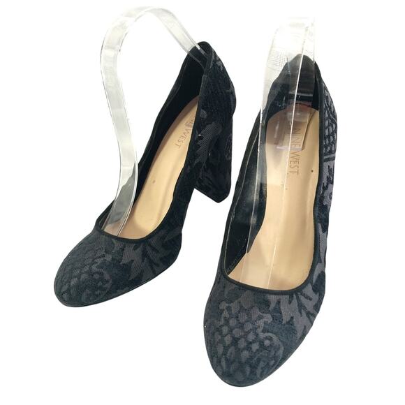NINE WEST! BLACK ON BLACK TAPESTRY FLORAL FABRIC, CHUNKY HEEL PUMPS! SZ 7M - Picture 1 of 8